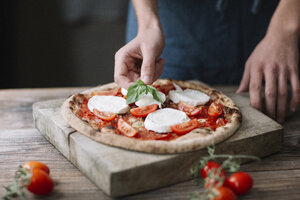 Junger Mann bereitet Pizza zu - ALBF00812