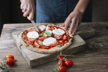 Junger Mann bereitet Pizza zu - ALBF00813