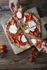 Pizza mit Mozzarella essen, Pizzastück in die Hand nehmen - ALBF00815