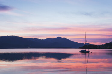 Austria, Alps, Salzburg, Salzkammergut, Salzburger Land, sunset at Wolfgangsee - GWF05998