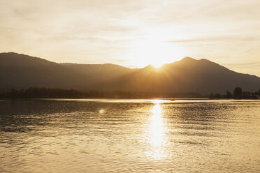 Österreich, Alpen, Salzburg, Salzkammergut, Salzburger Land, Sonnenuntergang am Wolfgangsee - GWF06001