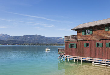 Österreich, Alpen, Salzburg, Salzkammergut, Salzburger Land, Wolfgangsee, Boot und Seehaus in St. Wolfgang - GWF06005