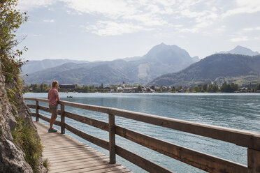 Österreich, Alpen, Salzburg, Salzkammergut, Salzburger Land, Wolfgangsee, Frau genießt Aussicht - GWF06010