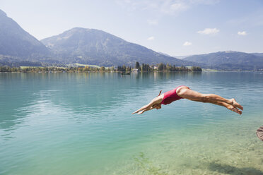 Österreich, Alpen, Salzburg, Salzkammergut, Salzburger Land, Wolfgangsee, Frau springt in See - GWF06014