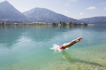 Österreich, Alpen, Salzburg, Salzkammergut, Salzburger Land, Wolfgangsee, Frau springt in See - GWF06015