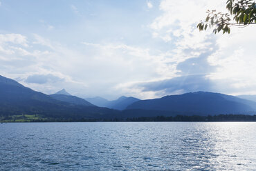 Österreich, Alpen, Salzburg, Salzkammergut, Salzburger Land, stimmungsvolles Licht am Wolfgangsee - GWF06019