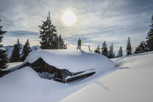 Deutschland, Chiemgau, Rauschberg, Inzell Kienberg, Skifahrer auf Holzhütte - HAMF00567