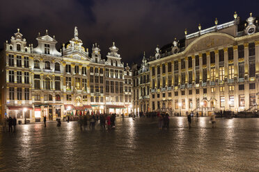 Belgien, Brüssel, Grand Place, Rathäuser und Haus der Herzöge von Brabant rechts, bei Nacht - WIF03860