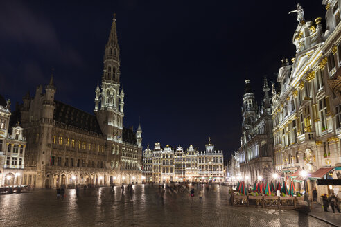 Belgien, Brüssel, Grand Place, Rathaus und Gildehäuser bei Nacht - WIF03861