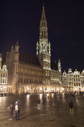 Belgien, Brüssel, Grand Place, Rathaus bei Nacht - WIF03862