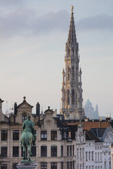 Belgien, Brüssel, Blick vom Mont des Arts, Rathaus und Unterstadt, Statue von Albert I. von Belgien - WIF03870