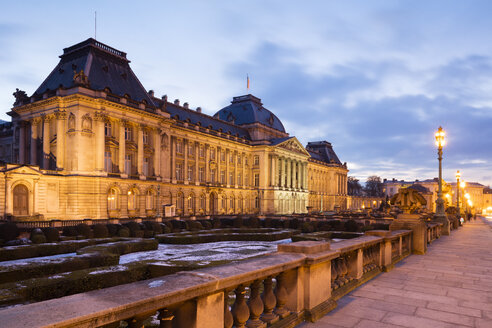 Belgien, Brüssel, Königlicher Palast von Brüssel am Abend - WIF03871