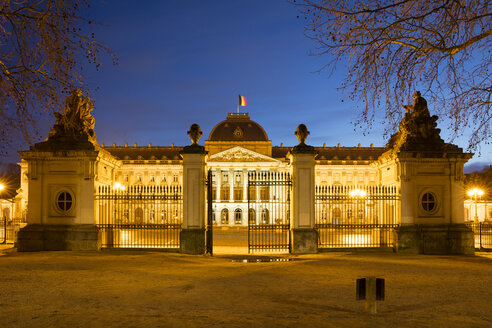 Belgien, Brüssel, Königlicher Palast von Brüssel am Abend - WIF03872