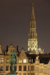 Belgien, Brüssel, Blick vom Mont des Arts, Rathaus und Unterstadt, Statue von Albert I. von Belgien bei Nacht - WIF03873