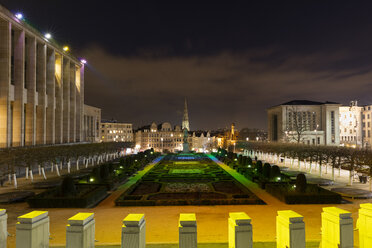Belgien, Brüssel, Mont des Arts, Die Königliche Bibliothek, Rathaus und Unterstadt bei Nacht - WIF03875