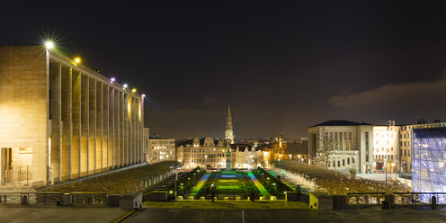 Belgien, Brüssel, Mont des Arts, Die Königliche Bibliothek, Rathaus und Unterstadt bei Nacht, Panorama - WIF03876