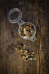 Einmachglas mit gerösteten Sojabohnen, Samen und Nüssen auf Holz - LVF07877