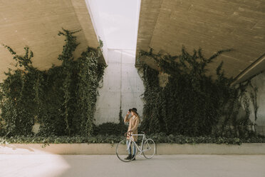 Junge Hipster-Frau mit Fahrrad - AHSF00040