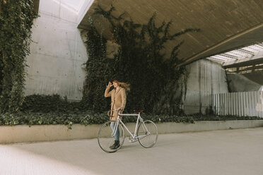 Junge Hipster-Frau mit Fahrrad - AHSF00041