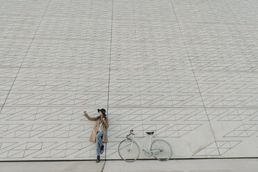 Junge Hipster-Frau in der Nähe eines Fahrrads macht ein Selfie - AHSF00056