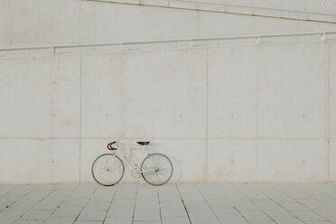 Vintage bicycle leaning on concrete wall - AHSF00059