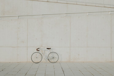 Vintage-Fahrrad lehnt an einer Betonwand - AHSF00059