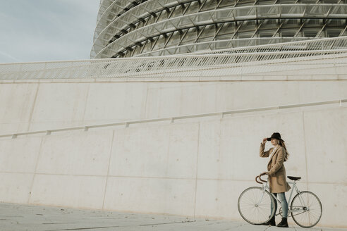 Junge Hipster-Frau mit Fahrrad - AHSF00066