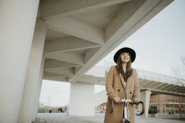 Junge Hipster-Frau mit Fahrrad - AHSF00068