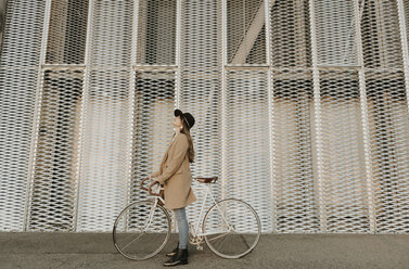 Junge Hipster-Frau mit Fahrrad - AHSF00072