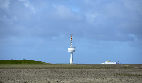 Deutschland, Niedersachsen, Nordsee, Nationalpark Hamburgisches Wattenmeer, Neuwerk, Salzwiese, Radarturm, lizenzfreies Stockfoto