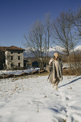 Frau mit Korb in schneebedeckter Landschaft - ALBF00826