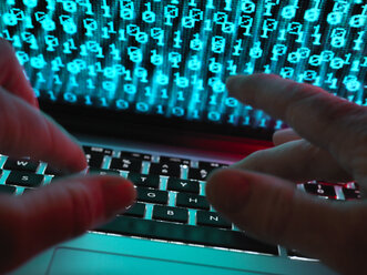 Hacker kodiert einen Computervirus, der einen Laptop infiziert - ABRF00346