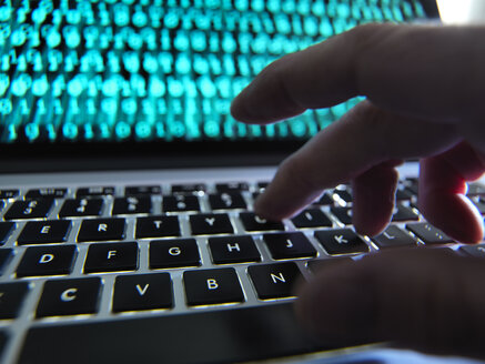 Hacker kodiert einen Computervirus, der einen Laptop infiziert - ABRF00347