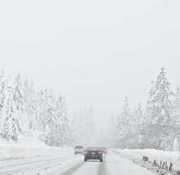 Autos auf schneebedeckter Straße - MINF10600