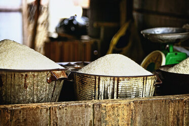 Körbe mit Reis im Verkauf - MINF10663