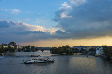 Tschechische Republik, Prag, dramatisches Licht über der Moldau und der Altstadt - RUNF01506