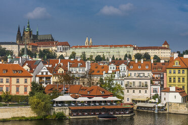 Tschechische Republik, Prag, Blick auf die Prager Burg und die Moldau - RUNF01511