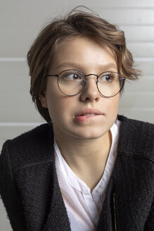 Porträt einer jungen Frau, die auf die Lippe beißt - VGF00244