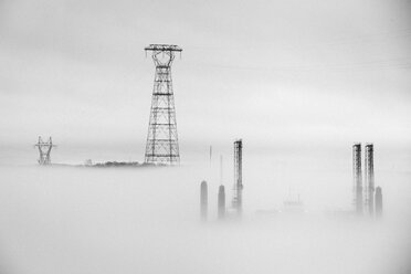 Elektrizitätsmast gegen den Himmel bei nebligem Wetter - CAVF63224