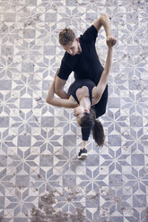 Hohe Winkel Ansicht von Ballett-Tänzer tanzen zusammen auf dem Boden in alten Gebäude - CAVF63259