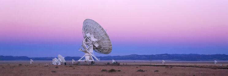 Very Large Array Radio Telescope - MINF10672