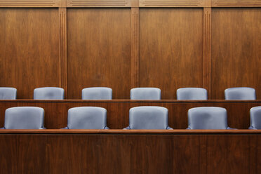 Leere Stühle in der Jury-Box - MINF10682
