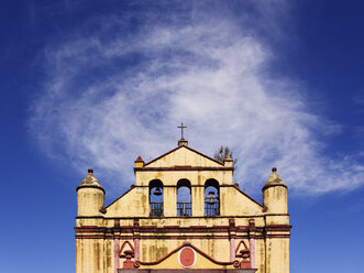Kirche und Glocken vor blauem Himmel, Chiapas, Mexiko - MINF10697
