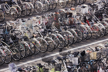 Reihen von geparkten Fahrrädern - MINF10707