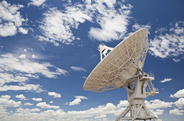 Satellitenschüssel unter blauem Himmel mit Wolken - MINF10725