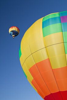 Heißluftballon im Flug - MINF10759