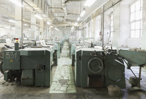 Industrielle Webstühle in einer Textilfabrik - MINF10765