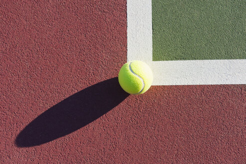 Tennisball am Rande des Tennisplatzes sitzend - MINF10793