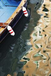 Sonnenlicht und Boot reflektiert im Kanal - MINF10811