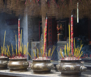 Weihrauchverbrennung im Thien-Hau-Tempel - MINF10817